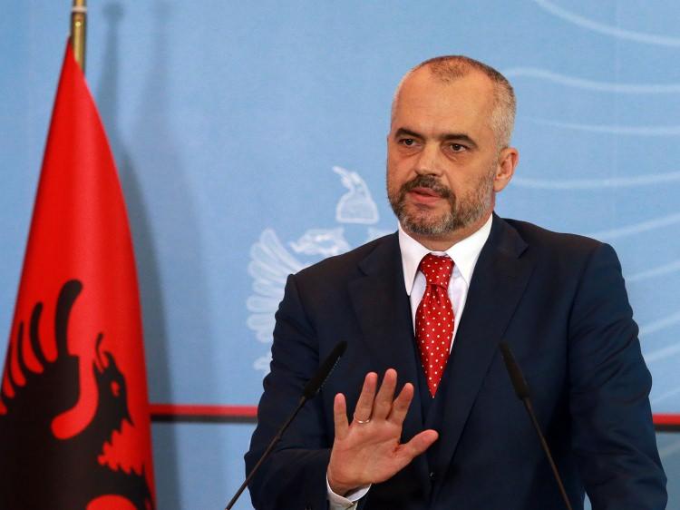 <p>Arnavutluk Başbakanı Edi Rama da Twitter hesabından, "Tanrısız, ümitsiz ve insanlar arasında yeri olmayan kişiler tarafından yapılan barbarca eylem yüzünden kaybolan suçsuz hayatlar için üzüntü duyuyorum." mesajını paylaştı.</p>
<p> </p>