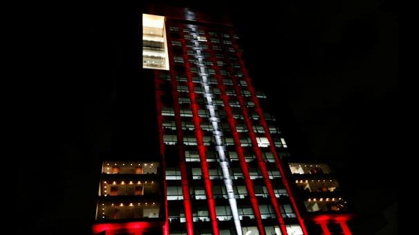 <p>Meksika tepkisini en farklı gösteren ülke oldu. Başkent Mexico City'deki Dışişleri Bakanlığı binası, Türkiye bayrağının renklerine büründü. </p>
