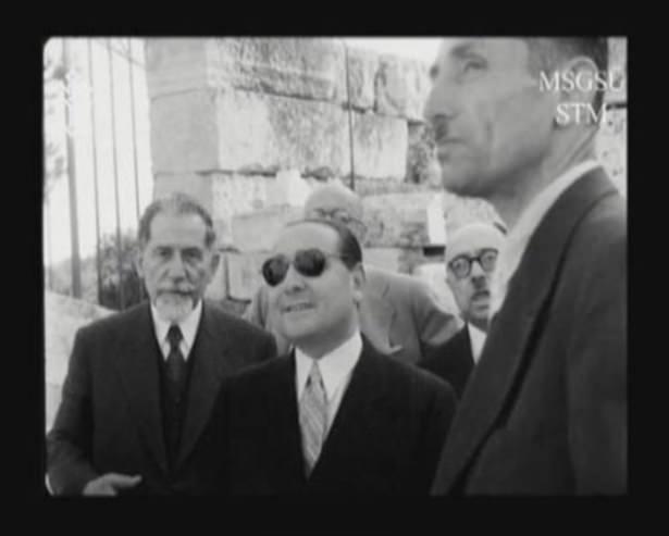 <p>Adnan Menderes ve beraberindeki heyet gemiyle Yunanistan'ın başkenti Atina'ya gidiyor. Atina'da Yunan halkının coşku ve sevgiyle karşıladığı Menderes, tarihi Atina Akropolü'nü geziyor, Yunan adalarını ziyaret ediyor.</p>

<ul>
</ul>
