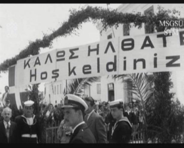 <p>Atina'da gittikleri her yerde halkın yakın ilgi gösterdiği, zaman zaman evlerin çatılarına çıkarak selamladığı Menderes ve heyeti, sokaklara hem Türkçe hem de Yunanca asılan ''Hoş geldiniz sevgili ve aziz dostlarımız'' yazılı pankartlar karşılıyor.<br />
 </p>
