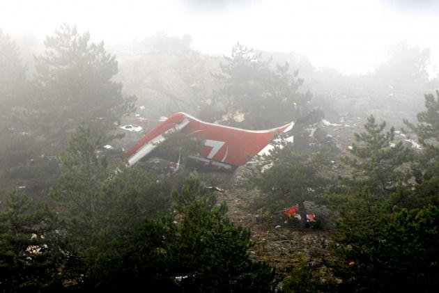 <p>Atlasjet 4203 sefer sayılı uçuşu, İstanbul Atatürk Havalimanı'ndan Isparta Süleyman Demirel Havaalanı'na yapılması planlanmış, tüm yolcular ve mürettebatın ölümüne yol açan bir kazayla sonuçlanan Atlasjet seferidir. 57 kişi ölmüştür...</p>