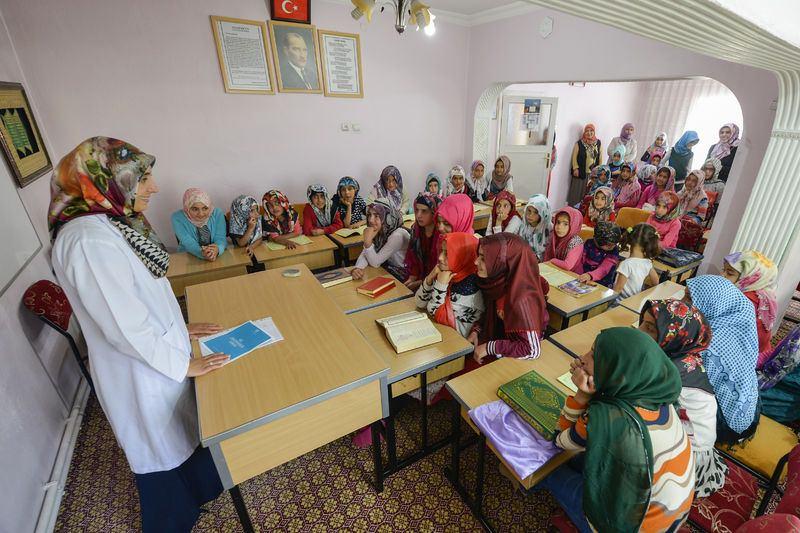<p>Diyanet İşleri Başkanlığımız 'Gel bu yaz Kur'an-ı gönlüne yaz' şiarıyla yolla çıkmıştır. Biz de bu kapsamda çocuklarımızı kimseye zarar vermeyen, gönül kırmayan bir ahlakla donatmaya çalışıp, namazı öğretmeye ve insanları sevmeye ve sevdirmeye çalışacağız." diye konuştu.</p>