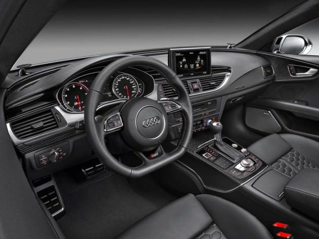 Audi RS 7 Sportback'in coupe tasarımına eklenen bir dizi özel tasarım detayı, ona sportif bir karakter kazandırıyor. Bunlar arasında dikkat çekici tamponlar, yüksek parlaklığa sahip siyah on ızgara ve mat alüminyum ek parçalar yer alıyor. Aracın arka kısmındaki güçlü görünümlü rüzgarlık ve iki adet büyük oval egzoz borusu çıkışı göz dolduruyor.
