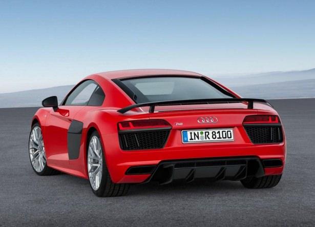 <p> Audi mühendisleriarabayı üretirken yüksek oranda alüminyum ve CFRP(karbon elyaf destekli plastik) kullanarak aracın ağırlığını 1.454 kilogramda tutmuşlar. Bu rakam Yeni R8’i önceki modelden yaklaşık 50 kg daha hafif kılıyor.</p>