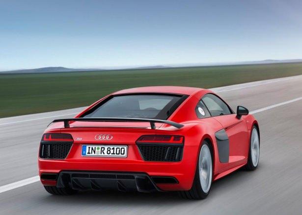 <p>Yeni R8 V10, 5.2 litrelik iki versiyon ile geliyor. Versiyonlardan biri 600 hp diğeri 533 hp güç üretiyor. Bütün pazarlarda satışa sunulmayacak </p>