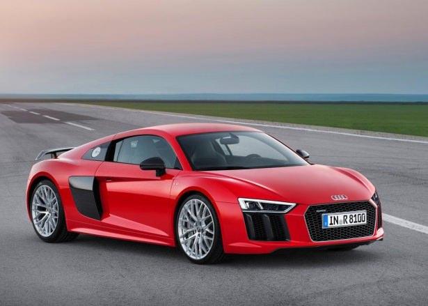 <p> E-Tron ise tamamen elektrikle çalışıyor ve 2 elektrik motorundan 456 hp güç üretiyor. Cenevre’de aracın yarış versiyonu olan LMS Racer da podyumda misafirleri bekliyor.</p>