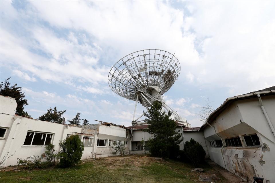 <p>Daha sonra cuntacı askerlerin kampüs içindeki çalışanları rehin alarak ilerlemeye başladıklarını ifade eden Şen, "Askerler, Türksat’ın sistemlerinin yönetildiği odaya gelerek, buradaki personeli baskı altına almak için bağırarak, 'Biz ne dersek onu yapacaksınız, yoksa sizleri öldüreceğiz' tehdidinde bulunuyorlar." diye konuştu.</p>

<p> </p>
