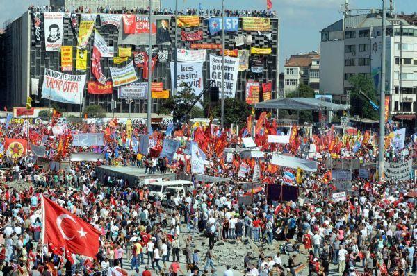 <div>Taksim'de, Gezi Parkı'nda ağaçların sökülmesine yönelik tepki için toplanan ancak daha sonra sokak terörüne dönen Gezi eylemlerinin 2. yıl dönümü geldi.</div>

<div> </div>
