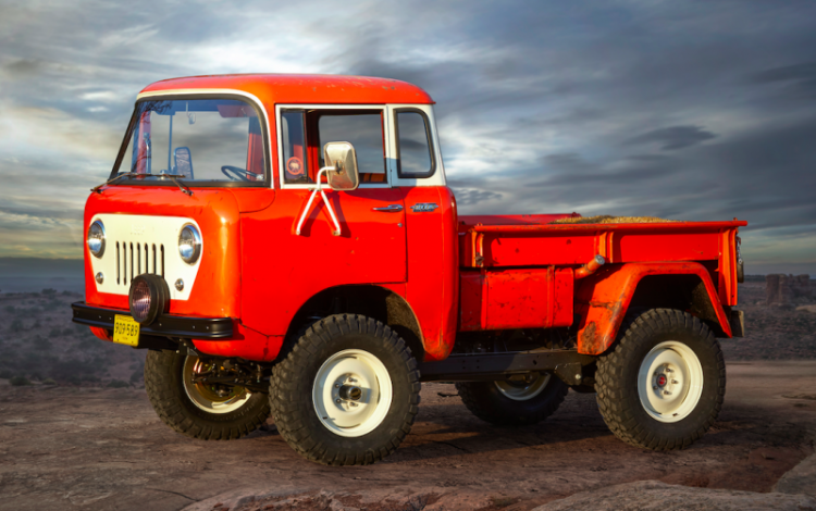 <p><span style="color:#FFA07A"><strong>Jeep FC 150</strong></span></p>
<p><span style="color:#D3D3D3">Jeep FC 150 konsept aracı zengin bir mirasa sahip ve hem zorlayıcı engebeli yolları hem de batının otlaklarını arşınlamak için tasarlandı.</span></p>