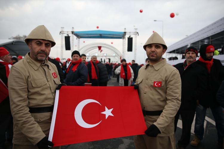 <p>İstanbul'un ulaşım sorununa köklü çözüm üretecek potansiyele sahip, Avrupa ile Asya'yı deniz altından birleştirecek Avrasya Tüneli, düzenlenecek törenle hizmete girecek. Vatandaşlar açılışın yapılacağı alana toplanmaya başladı.</p>
<p> </p>