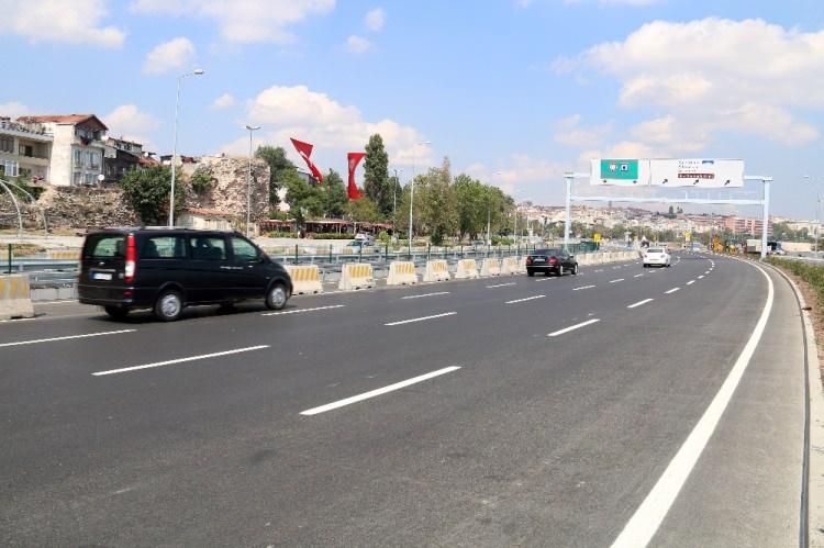 <p>Kazlıçeşme-Göztepe hattını birleştirecek Avrasya Tüneli Projesi, yoğun trafiğin etkili olduğu şehir içinde yolculuk süresini önemli ölçüde azaltacak. </p>
