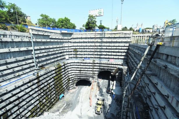 <p>Göztepe-Kazlıçeşme arasını 100 dakikadan 15 dakikaya indirecek Avrasya Tüneli’nde 3.340 metrelik kazı çalışmalarının bitmesine 820 metre kaldı. Planlanandan hızlı ilerlenince açılış tarihi de erkene alındı. Tünel Aralık 2016’da hizmete girecek</p>
