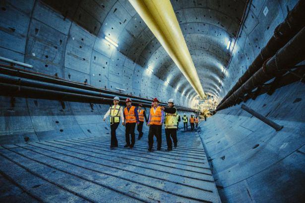 <p>Arıoğlu, Avrasya Tüneli’ne özel tasarlanan TBM’in Avrupa yakasına ulaşması için 1.2 kilometre mesafesi kaldığını ve kazının ağustos ayına kadar tamamlanacağını söyledi.</p>

<p> </p>
