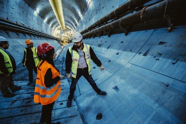 <p>Tüneldeki güvenlik çalışmaları hakkında bilgi veren Teknik Ofis Şefi Öncü Gönenç, her 200 metrede bir kaçış noktaları yer alacağını söyledi. Tünelin 24 saat izleneceğini belirten Gönenç, “İsteyen bu odalarda yardım bekleyecek, isteyen yaya olarak dışarı çıkacak” dedi.</p>

<p> </p>
