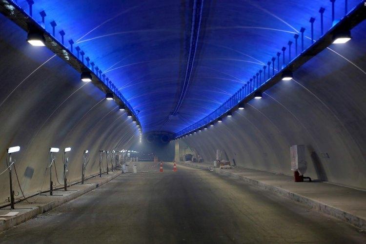<p>İstanbullular, resmi açılışın ardından Avrasya Tüneli'ni 21 Aralık saat 07.00'dan itibaren kullanabilecek. </p>
