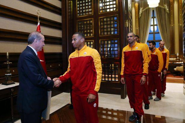 <p>Cumhurbaşkanı Erdoğan, ULEB Avrupa Kupası Şampiyonu Galatasaray Odeabank Erkek Basketbol Takımı'nı kabul etti.</p>