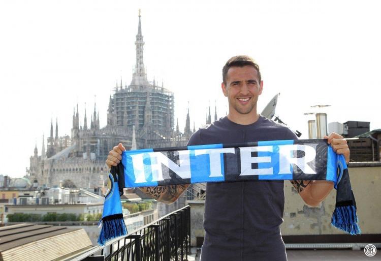 <div>Matias Vecino</div>
<div> </div>
<div>İtalya Birinci Futbol Ligi (Serie A) ekibi Inter, Fiorentina'dan Uruguaylı orta saha oyuncusu Matias Vecino'yu renklerine bağladı. Inter Kulübünden yapılan açıklamada, sağlık kontrolünden geçen 25 yaşındaki Vecino ile 4 yıllık sözleşme imzalandığı bildirildi. İtalya basınında yer alan haberlerde, Inter'in Vecino'nun transferi için Fiorentina'ya 24 milyon avroluk serbest kalma bedelini ödediği öne sürüldü.</div>
<div> </div>
<div>Vecino, geçen sezon Fiorentina formasıyla çıktığı 40 maçta 4 gol attı. </div>