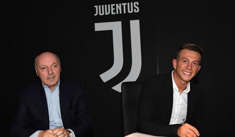 <div>Federico Bernardeschi</div>

<div> </div>

<div>Juventus, Fiorentina'nın genç yıldızı Federico Bernardeschi'yi 40 milyon euro karşılığında kadrosuna kattığını resmen duyurdu. </div>
