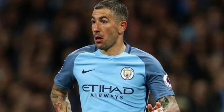 <div>Aleksandar Kolarov</div>
<div> </div>
<div>İtalya Birinci Futbol Ligi (Serie A) takımlarından Roma, Sırp futbolcu Aleksandar Kolarov'u 5 milyon avro bonservis bedeliyle 3 yıllığına renklerine bağladı.</div>
<div> </div>
<div>Roma Kulübünden yapılan açıklamada, 31 yaşındaki futbolcuyla 5 milyon avro bonservis bedeli karşılığında 30 Haziran 2020'ye kadar sözleşme imzalandığı bildirildi.</div>
<div> </div>
<div>Sözleşme sonrası duygularını aktaran sol bek, "Burada olmaktan çok mutluyum. Roma'ya yüzde 100'ümü vereceğim. Hedefim her zaman kazanmak." ifadelerini kullandı.</div>
<div> </div>
<div>2010'da Lazio'dan Manchester City'ye transfer olan Kolarov, geçen sezon Manchester ekibiyle 40 resmi maçta forma giydi.</div>