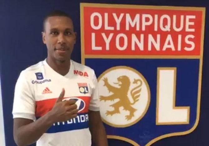 <div>Marcelo</div>
<div> </div>
<div>Lyon'un Beşiktaş'tan transfer ettiği Brezilyalı stoper Marcelo Guedes, Lyon'a resmi imzayı attı. 7 milyon euro + 500 bin euro bonus karşılığında Fransız ekibine satılan oyuncu sağlık kontrolünden geçtikten sonra kendisini Lyon'a bağlayan sözleşmeyi imzaladı. </div>
