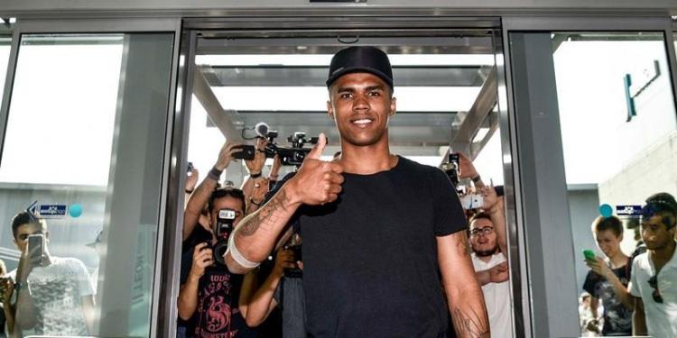 <div>Douglas Costa</div>

<div> </div>

<div>Juventus, Bayern Münih'ten Douglas Costa'yı satın alma opsiyonuyla 1 yıllığına kiraladı.</div>

<div> </div>

<div>Kiralama bedeli: 6 milyon euro</div>

<div>Satın alma opsiyonu: 41 milyon euro </div>
