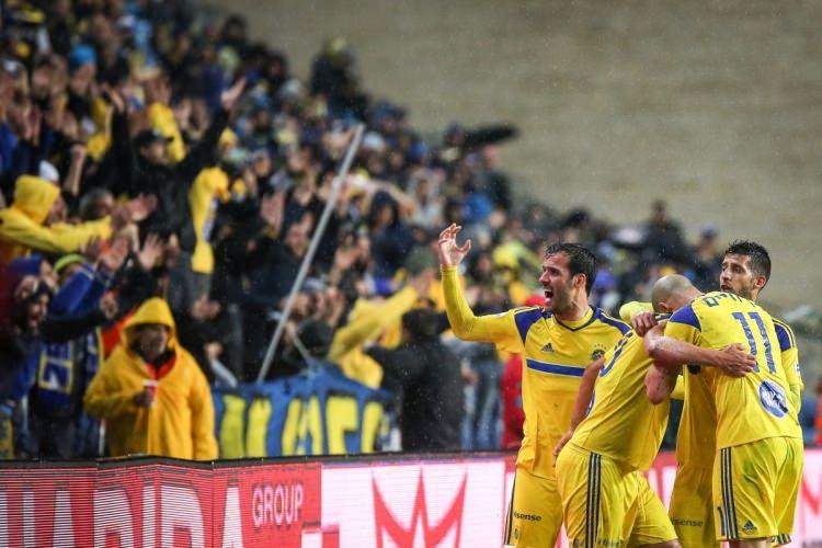 <p><strong>İsrail:</strong> En fazla 5 yabancı futbolcu kadroda bulundurulabilir. En fazla 5 yabancı futbolcu ilk 11'de sahaya çıkabilir.</p>
