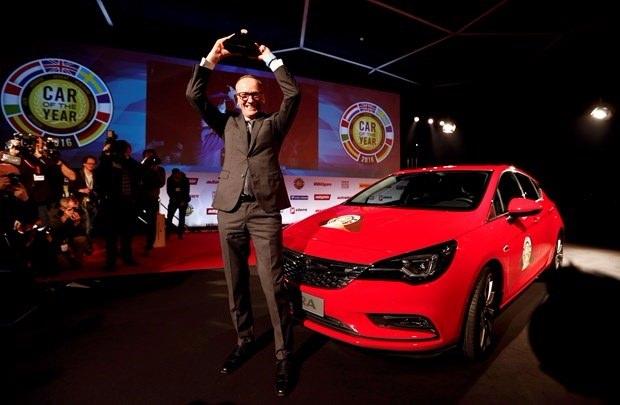 <p><strong>ÖDÜLÜ ALMAN CEO ALDI</strong><br />
<br />
Yılın Otomobili ödülünü Opel CEO'su Karl-Thomas Neumann aldı.</p>