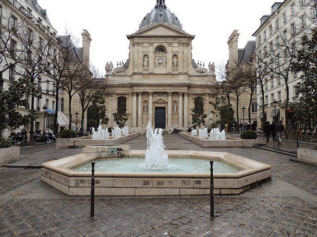 <p>Sorbonne olarak nam salan okulun kökeni 12. yüzyılda Notr Dame de Paris'in katedral okuluna kadar uzanıyor. Sorbonne ismini 1257 yılında 9. Louis'in papazı Robert de Sorbon'dan almış. 68 protestolarında dağıtılıp yeniden yapılandırılmadan önce çok önemli iş adamlarını mezun etmiş. </p>

<p> </p>
