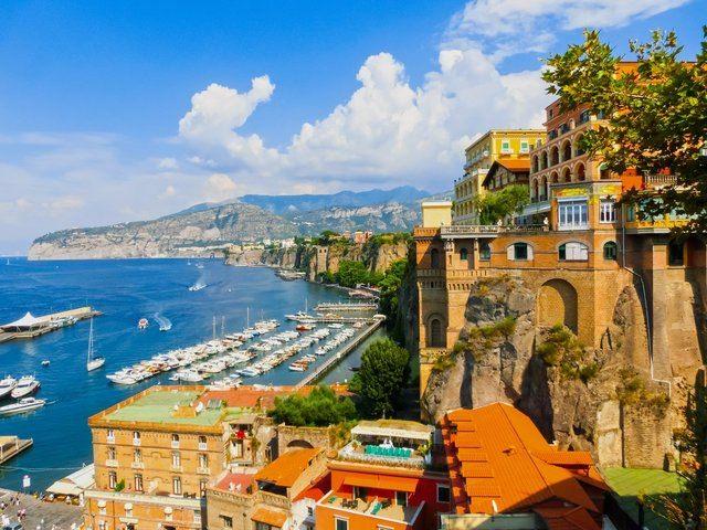 <p class="MsoNormal">18- Sorrento, İtalya<o:p></o:p></p>
<p class="MsoNormal">Listeye göre Ibiza'nın hemen ardında.</p>