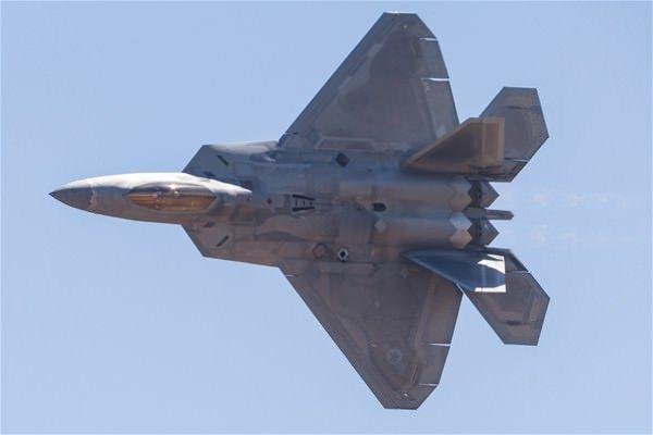 <p>Fotoğrafta F-22A Raptor savaş uçağı gözüküyor</p>
