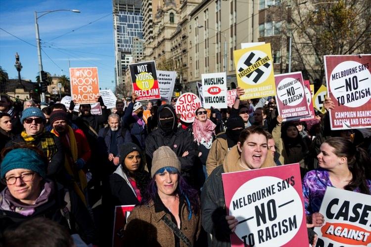 <p>Avustralya’nın Melbourne kentinde İslam karşıtı aşırı sağcı gruplarla, ırkçılık karşıtları karşılıklı gösteri düzenledi.</p>
