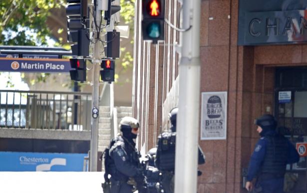 <p>Avustralya'nın Sidney kentindeki bir kafeteryada yaklaşık 10 kişinin IŞİD terör örgütü üyelerince rehin alındığı öne sürüldü.</p>
