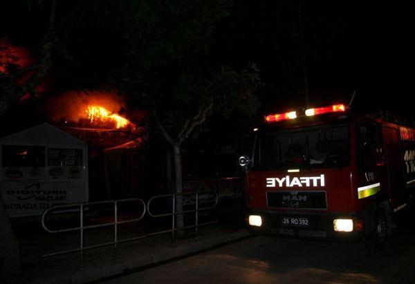 Eskişehirde yaşayan Somalili sığınmacısı geceyi alevledirdi. Eskişehir'de gece geç saatlerinde çıkan iki yangın emniyet güçlerini ve itfaiyeyi ayağa kaldırdı.angın çıkan metruk binanın köşe bşındaki marketin kamera görüntülerini izleyen emniyet güçleri yangını çıkartan kişinin Khıdır Abdullah (19) olduğunu tespit etti. Şüpheli gözaltına alındı.
