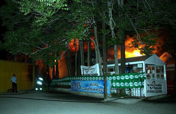 Eskişehirde yaşayan Somalili sığınmacısı geceyi alevledirdi. Eskişehir'de gece geç saatlerinde çıkan iki yangın emniyet güçlerini ve itfaiyeyi ayağa kaldırdı.angın çıkan metruk binanın köşe bşındaki marketin kamera görüntülerini izleyen emniyet güçleri yangını çıkartan kişinin Khıdır Abdullah (19) olduğunu tespit etti. Şüpheli gözaltına alındı.