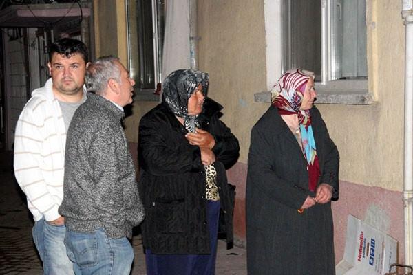Eskişehirde yaşayan Somalili sığınmacısı geceyi alevledirdi. Eskişehir'de gece geç saatlerinde çıkan iki yangın emniyet güçlerini ve itfaiyeyi ayağa kaldırdı.angın çıkan metruk binanın köşe bşındaki marketin kamera görüntülerini izleyen emniyet güçleri yangını çıkartan kişinin Khıdır Abdullah (19) olduğunu tespit etti. Şüpheli gözaltına alındı.