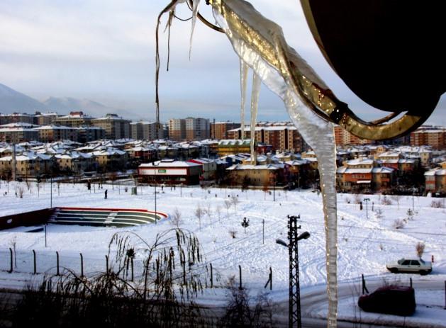 <p>&Ouml;nceki g&uuml;n yağan kar yağışının ardından Doğu Anadolu buz tuttu.</p>