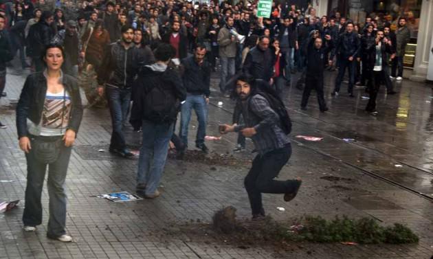 <p>Odatv davasının tutuksuz sanığı Ahmet Şık, Emek sineması önünde yaşanan arbedede polis panzerine tekme atarken kameralara böyle takıldı.</p>
