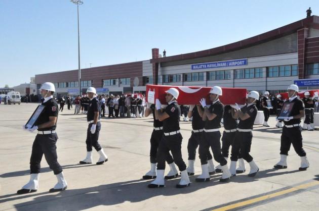 Bingöl Erzurum karayolunda meydana gelen mayın patlamasında şehit olan sekiz polis için tören düzenlendi.  Görevden dönen Bingöl Emniyet Müdürlüğü Çevik Kuvvet Şube Müdürlüğü ekibini taşıyan minibüsün geçişi sırasında, Karlıova ilçesi Hacılar köyü mevkiinde terör örgütü mensuplarınca menfeze yerleştirilmiş patlayıcının infilak etmesi sonucu şehit olan Gökhan Kuzu (Malatya), Fatih Celayir (İstanbul-Fatih) Cuma Mercimek (Hatay-Reyhanlı), Samet Kırcalı (İzmir), Ümit Yıldırım (Trabzon-Araklı), Murat Toprak (Adıyaman-Kahta), Osman Küçükdillan (Konya-Kadınhanı) ve Şehmus Karakut (Diyarbakır-Lice) için Malatya’da tören düzenlendi.