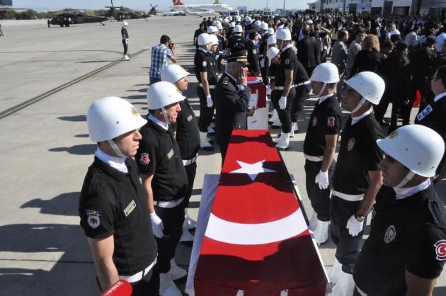Bingöl Erzurum karayolunda meydana gelen mayın patlamasında şehit olan sekiz polis için tören düzenlendi.  Görevden dönen Bingöl Emniyet Müdürlüğü Çevik Kuvvet Şube Müdürlüğü ekibini taşıyan minibüsün geçişi sırasında, Karlıova ilçesi Hacılar köyü mevkiinde terör örgütü mensuplarınca menfeze yerleştirilmiş patlayıcının infilak etmesi sonucu şehit olan Gökhan Kuzu (Malatya), Fatih Celayir (İstanbul-Fatih) Cuma Mercimek (Hatay-Reyhanlı), Samet Kırcalı (İzmir), Ümit Yıldırım (Trabzon-Araklı), Murat Toprak (Adıyaman-Kahta), Osman Küçükdillan (Konya-Kadınhanı) ve Şehmus Karakut (Diyarbakır-Lice) için Malatya’da tören düzenlendi.