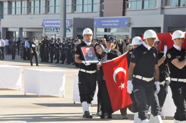 Bingöl Erzurum karayolunda meydana gelen mayın patlamasında şehit olan sekiz polis için tören düzenlendi.  Görevden dönen Bingöl Emniyet Müdürlüğü Çevik Kuvvet Şube Müdürlüğü ekibini taşıyan minibüsün geçişi sırasında, Karlıova ilçesi Hacılar köyü mevkiinde terör örgütü mensuplarınca menfeze yerleştirilmiş patlayıcının infilak etmesi sonucu şehit olan Gökhan Kuzu (Malatya), Fatih Celayir (İstanbul-Fatih) Cuma Mercimek (Hatay-Reyhanlı), Samet Kırcalı (İzmir), Ümit Yıldırım (Trabzon-Araklı), Murat Toprak (Adıyaman-Kahta), Osman Küçükdillan (Konya-Kadınhanı) ve Şehmus Karakut (Diyarbakır-Lice) için Malatya’da tören düzenlendi.