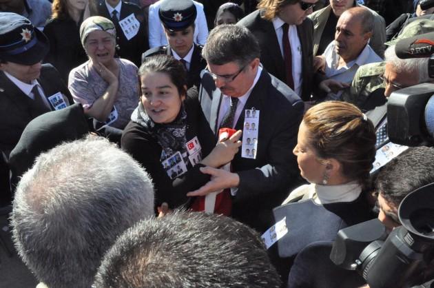Bingöl Erzurum karayolunda meydana gelen mayın patlamasında şehit olan sekiz polis için tören düzenlendi.  Görevden dönen Bingöl Emniyet Müdürlüğü Çevik Kuvvet Şube Müdürlüğü ekibini taşıyan minibüsün geçişi sırasında, Karlıova ilçesi Hacılar köyü mevkiinde terör örgütü mensuplarınca menfeze yerleştirilmiş patlayıcının infilak etmesi sonucu şehit olan Gökhan Kuzu (Malatya), Fatih Celayir (İstanbul-Fatih) Cuma Mercimek (Hatay-Reyhanlı), Samet Kırcalı (İzmir), Ümit Yıldırım (Trabzon-Araklı), Murat Toprak (Adıyaman-Kahta), Osman Küçükdillan (Konya-Kadınhanı) ve Şehmus Karakut (Diyarbakır-Lice) için Malatya’da tören düzenlendi.