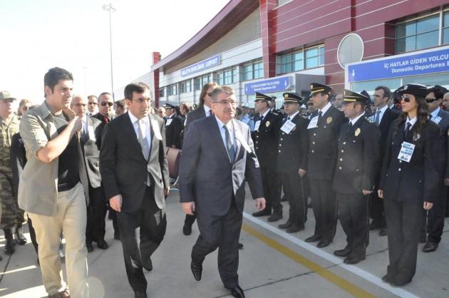 Bingöl Erzurum karayolunda meydana gelen mayın patlamasında şehit olan sekiz polis için tören düzenlendi.  Görevden dönen Bingöl Emniyet Müdürlüğü Çevik Kuvvet Şube Müdürlüğü ekibini taşıyan minibüsün geçişi sırasında, Karlıova ilçesi Hacılar köyü mevkiinde terör örgütü mensuplarınca menfeze yerleştirilmiş patlayıcının infilak etmesi sonucu şehit olan Gökhan Kuzu (Malatya), Fatih Celayir (İstanbul-Fatih) Cuma Mercimek (Hatay-Reyhanlı), Samet Kırcalı (İzmir), Ümit Yıldırım (Trabzon-Araklı), Murat Toprak (Adıyaman-Kahta), Osman Küçükdillan (Konya-Kadınhanı) ve Şehmus Karakut (Diyarbakır-Lice) için Malatya’da tören düzenlendi.