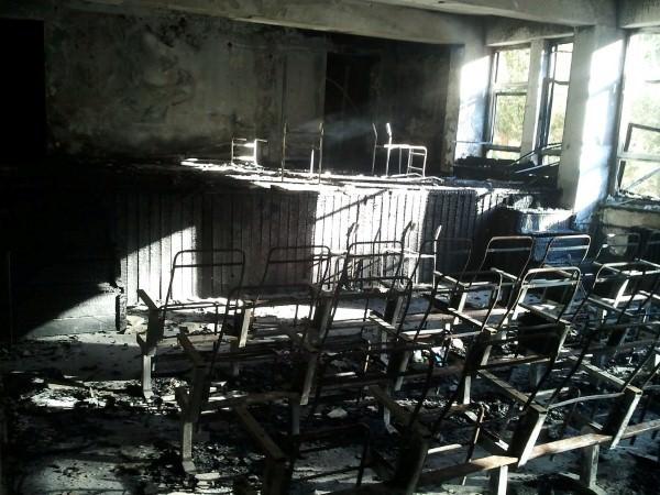Hakkari'nin Şemdinli ilçesinde kimliği belirsiz kişiler, kapısını kırarak girdikleri ilköğretim okulunu kundaklayıp ateşe verdi.