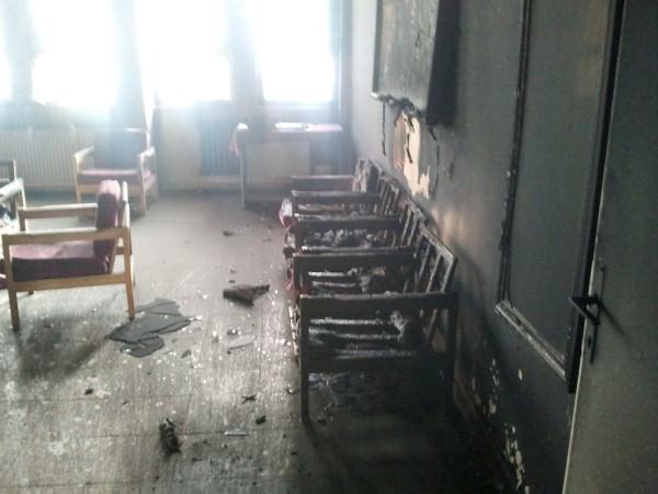 Okula gelen kimliği belirsiz kişiler, binanın birinci katında bulunan demir kapıyı kırarak içeri girip konferans odası ile birlikte bir çok sınıfı ateşe verdi.
