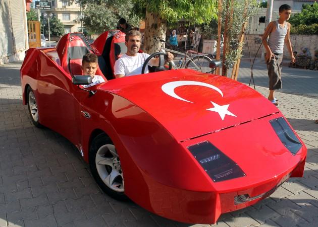 <p class="baslik">Mersin'de 9 ay önce 10 yaşındaki oğluna 'akülü araba' yapmak için yola çıkan bir fabrika işçisi, yerli spor bir otomobil imal etti.</p>
<div> </div>
<div id="bodyText" class="haber"> </div>