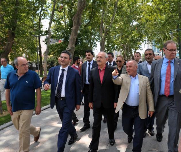 CHP Genel Başkanı Kemal Kılı&ccedil;daroğlu Gezi Parkı'nda. Kılı&ccedil;daroğlu, CHP İstanbul İl Başkanı Oğuz Kaan Salıcı ve Kadık&ouml;y Belediye Başkanı Selami &Ouml;zt&uuml;rk ile birlikte Gezi Parkı'na geldi.