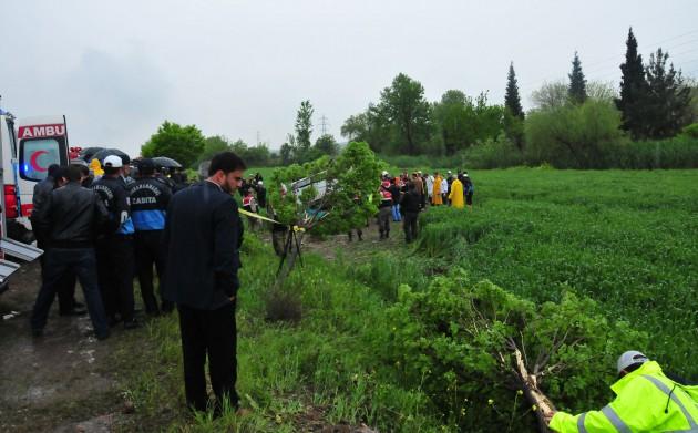 Kahramanmaraş'tan Gaziantep'in Nurdağı ilçesindeki Ökkeşiye Hazretlerinin kabrini ziyarete giden vatandaşların bulunduğu yolcu otobüsü devrildi. Kazada ilk belirlemelere göre biri çocuk 5 kişi hayatını kaybetti, 21 kişi yaralandı.  