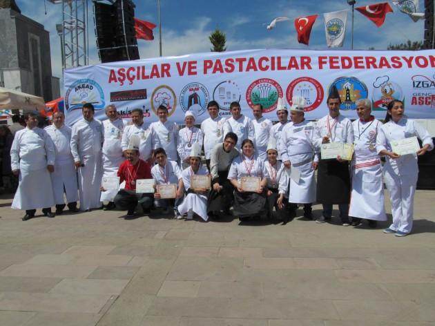 Sabah başlayan ülkenin değişik kentlerinden gelen onlarca kişinin katıldığı aşçı ve pastacı ile öğrenciler, yaptıkları birbirinden değişik yemek, pasta ve tatlılar ile katılanları hayran bıraktı.  