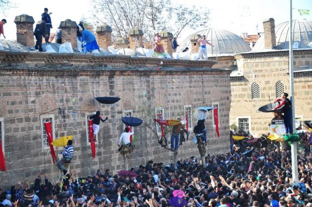 Geleneksel mesir saçımı, Hafsa Sultan'ın kendisine şifa olan mesir macununun Sultan Camisi kubbe ve minarelerinden her yıl baharın gelişiyle halka saçılmasını buyurduğu, ''İsterim ki dünya var oldukça her senenin nevruz gününde bu hastalara şifa, dertlere çare olması için macundan bolca karıla ve ahaliye saçıla'' sözleriyle başladı.