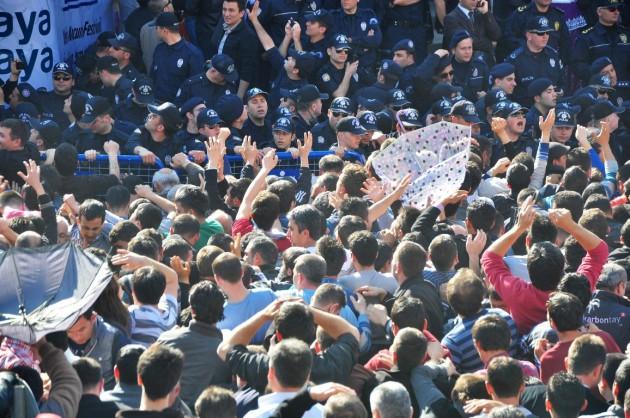 Mesir saçımı sırasında zaman zaman izdiham yaşandı, rahatsızlananlar için sağlık ekipleri hazır bekletildi. Saçılan mesir macunlarına ulaşmak için tören alanından cami avlusuna çıkmak isteyen vatandaşlara polis engel oldu.